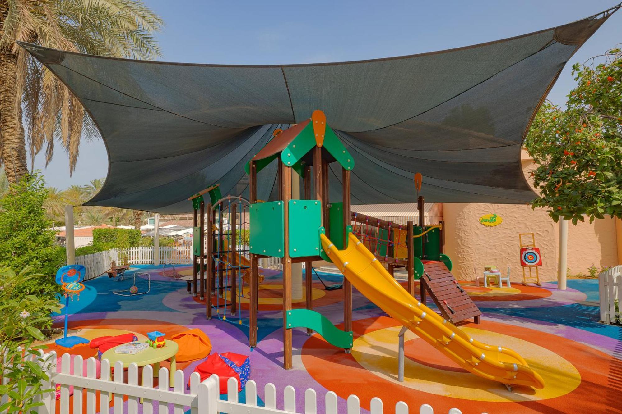 Al Habtoor Grand Resort, Autograph Collection Dubai Bagian luar foto Playground at the school