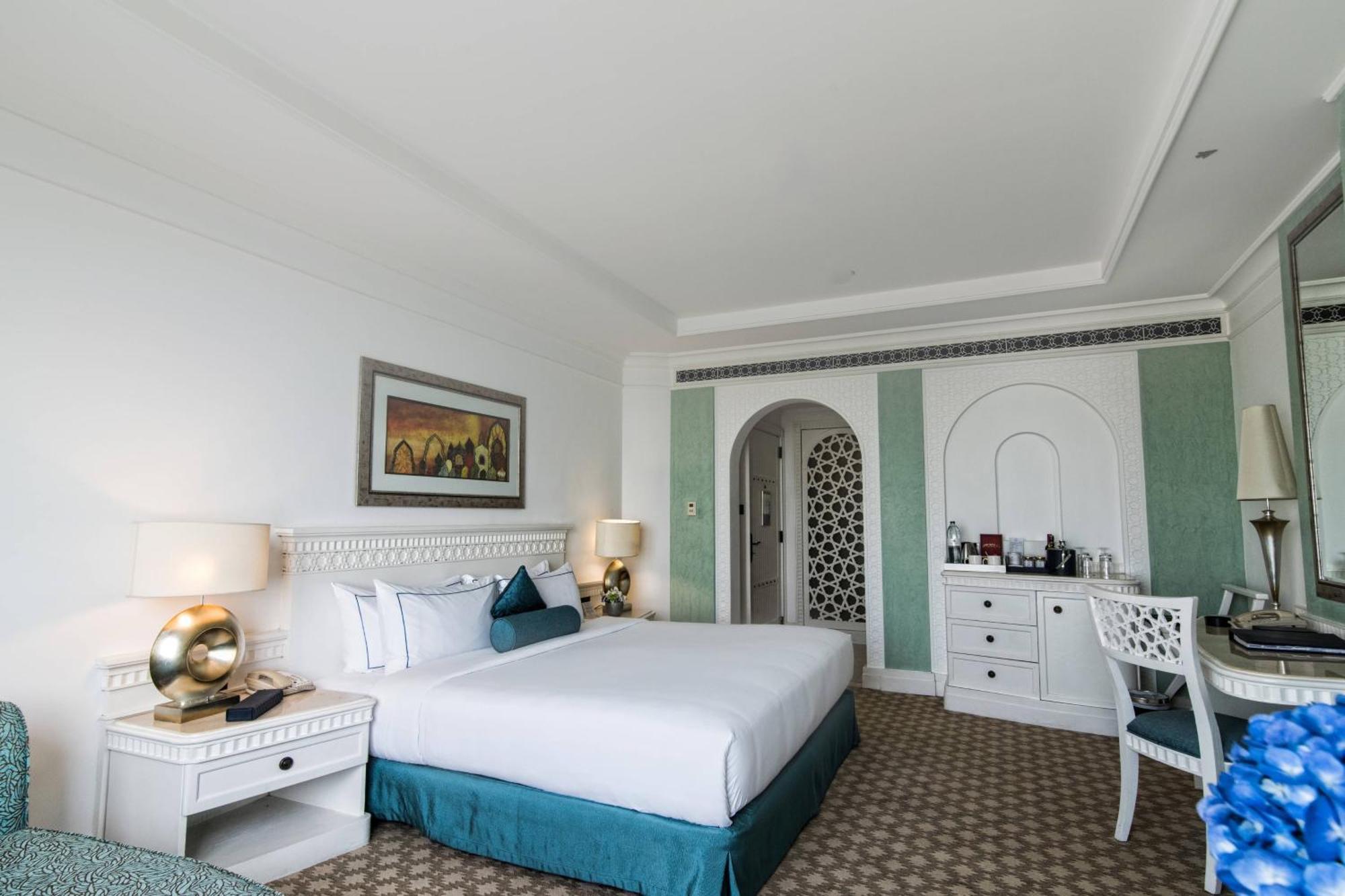 Al Habtoor Grand Resort, Autograph Collection Dubai Bagian luar foto A room at the Taj Bengal