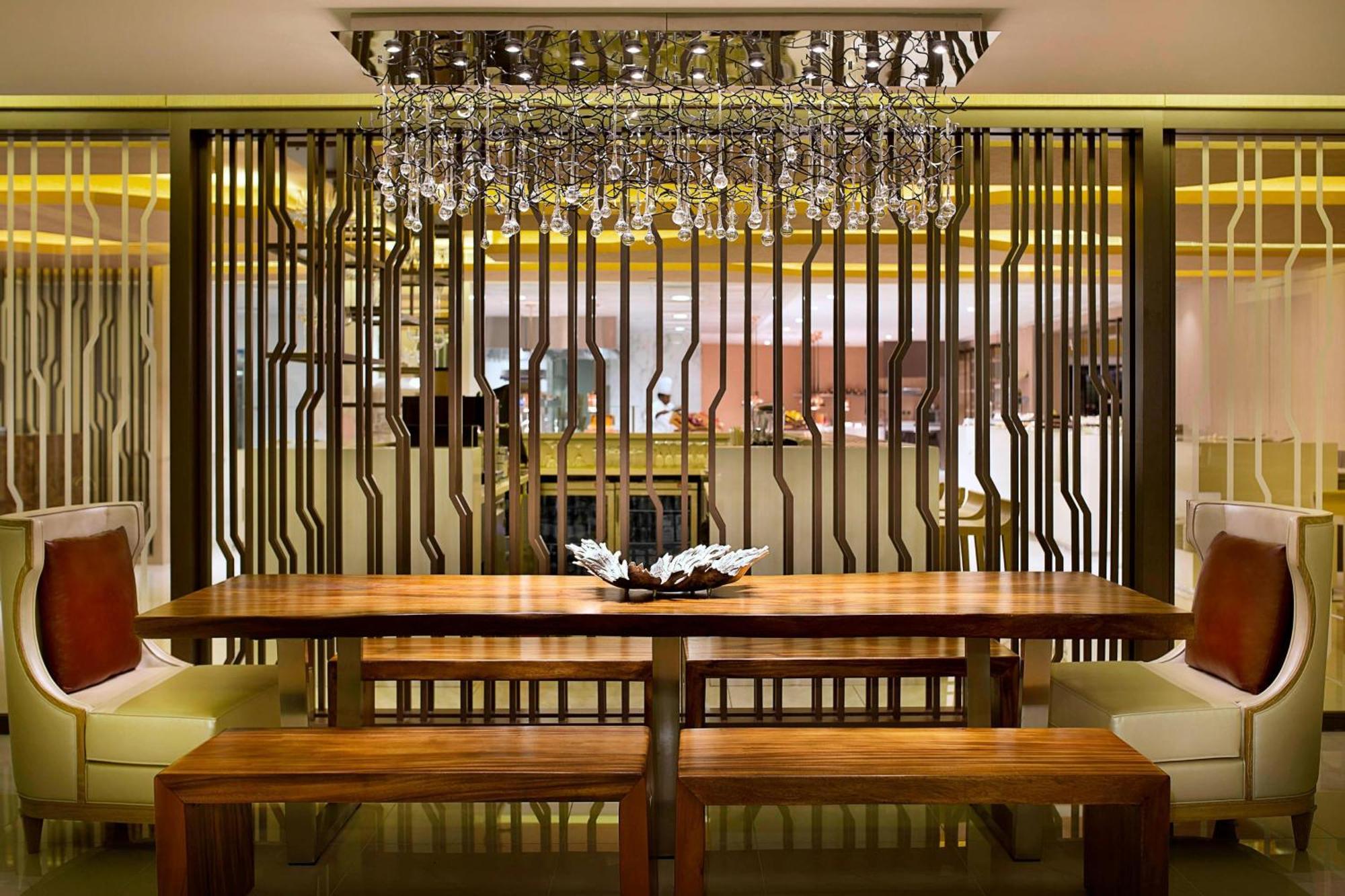 Al Habtoor Grand Resort, Autograph Collection Dubai Bagian luar foto The interior of the lounge