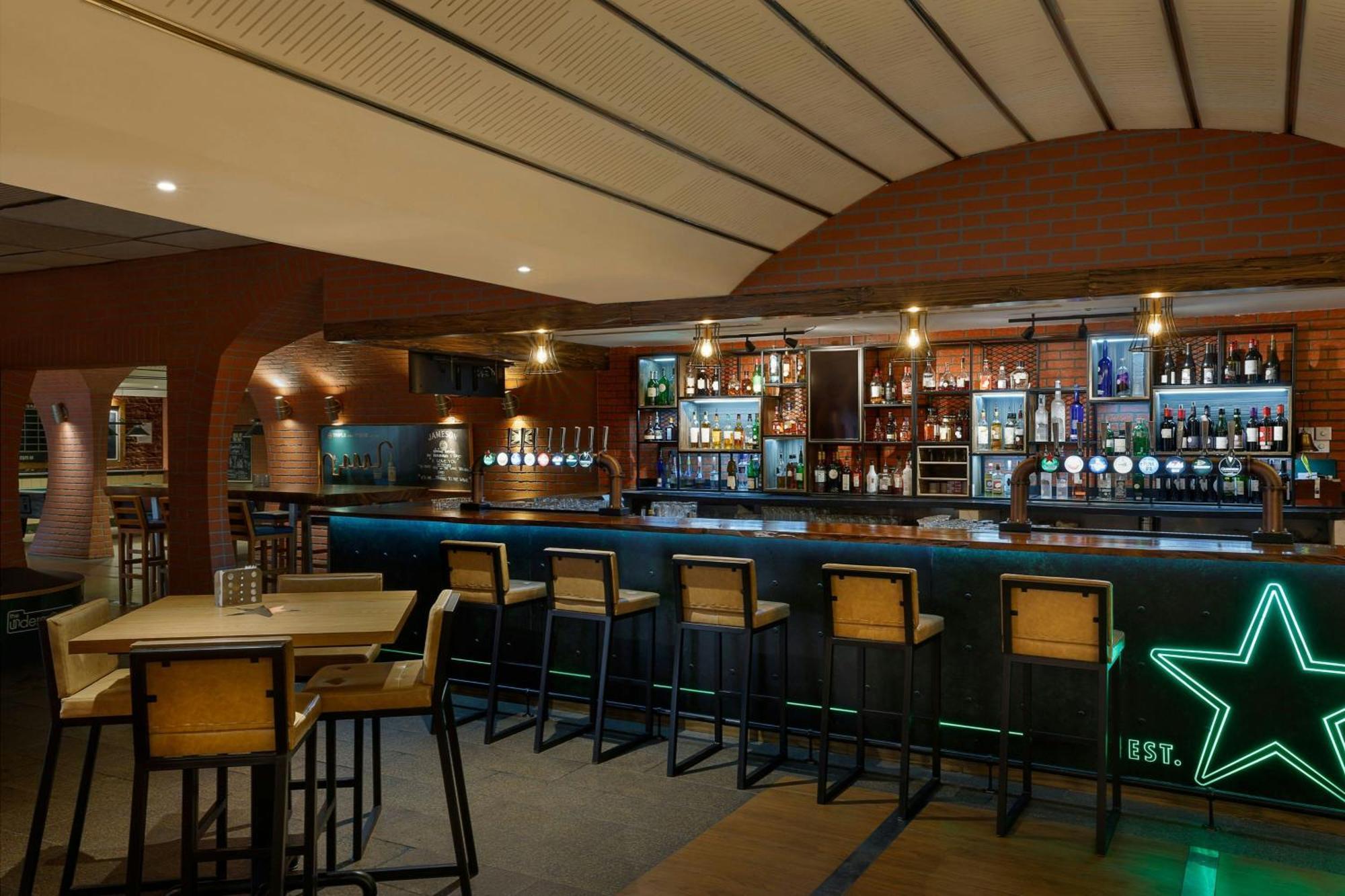 Al Habtoor Grand Resort, Autograph Collection Dubai Bagian luar foto The bar at the 1900