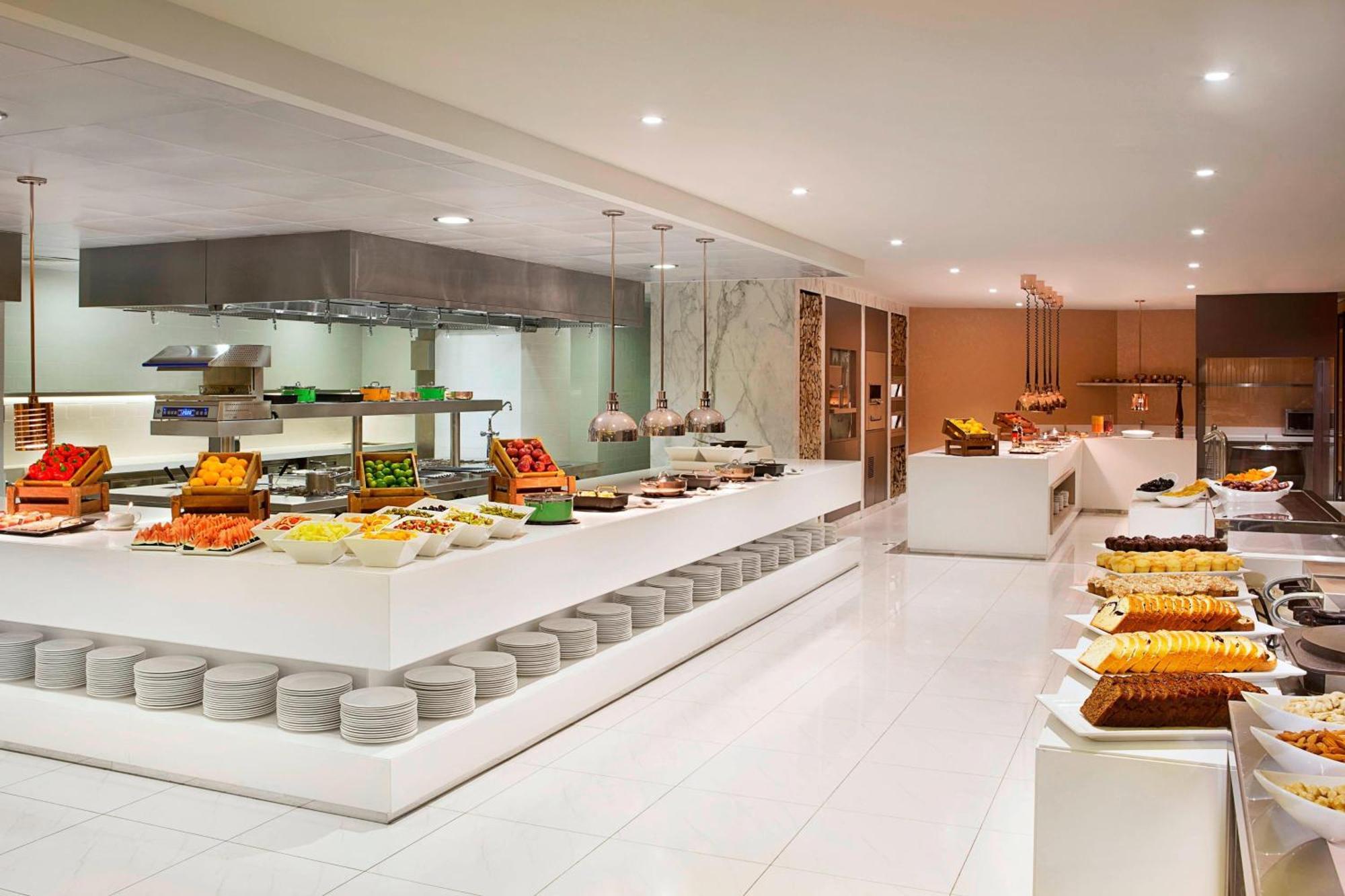 Al Habtoor Grand Resort, Autograph Collection Dubai Bagian luar foto The buffet at the hotel