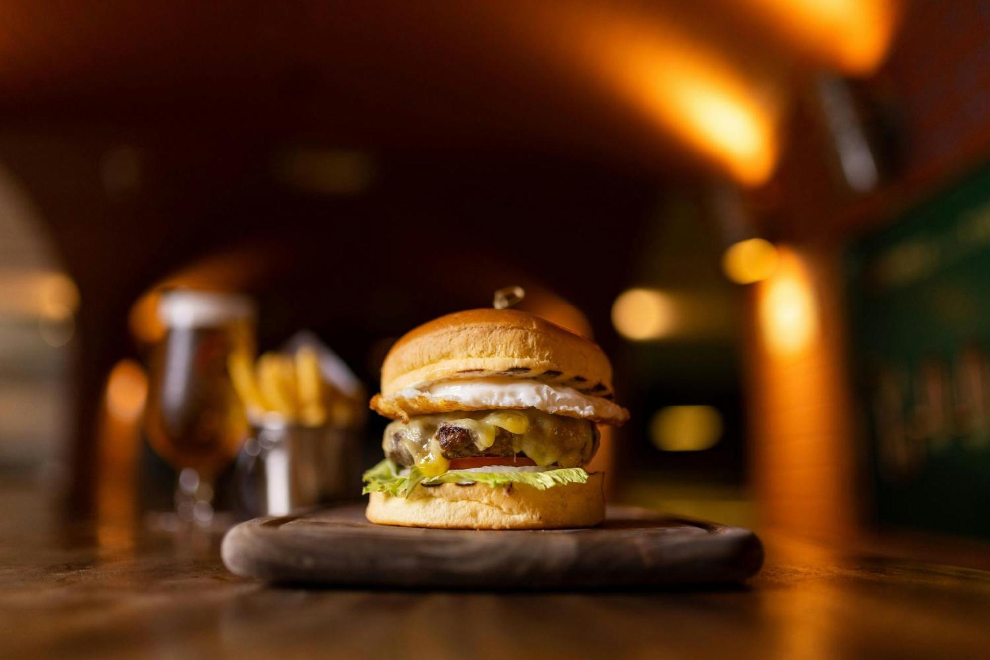 Al Habtoor Grand Resort, Autograph Collection Dubai Bagian luar foto A burger at the restaurant