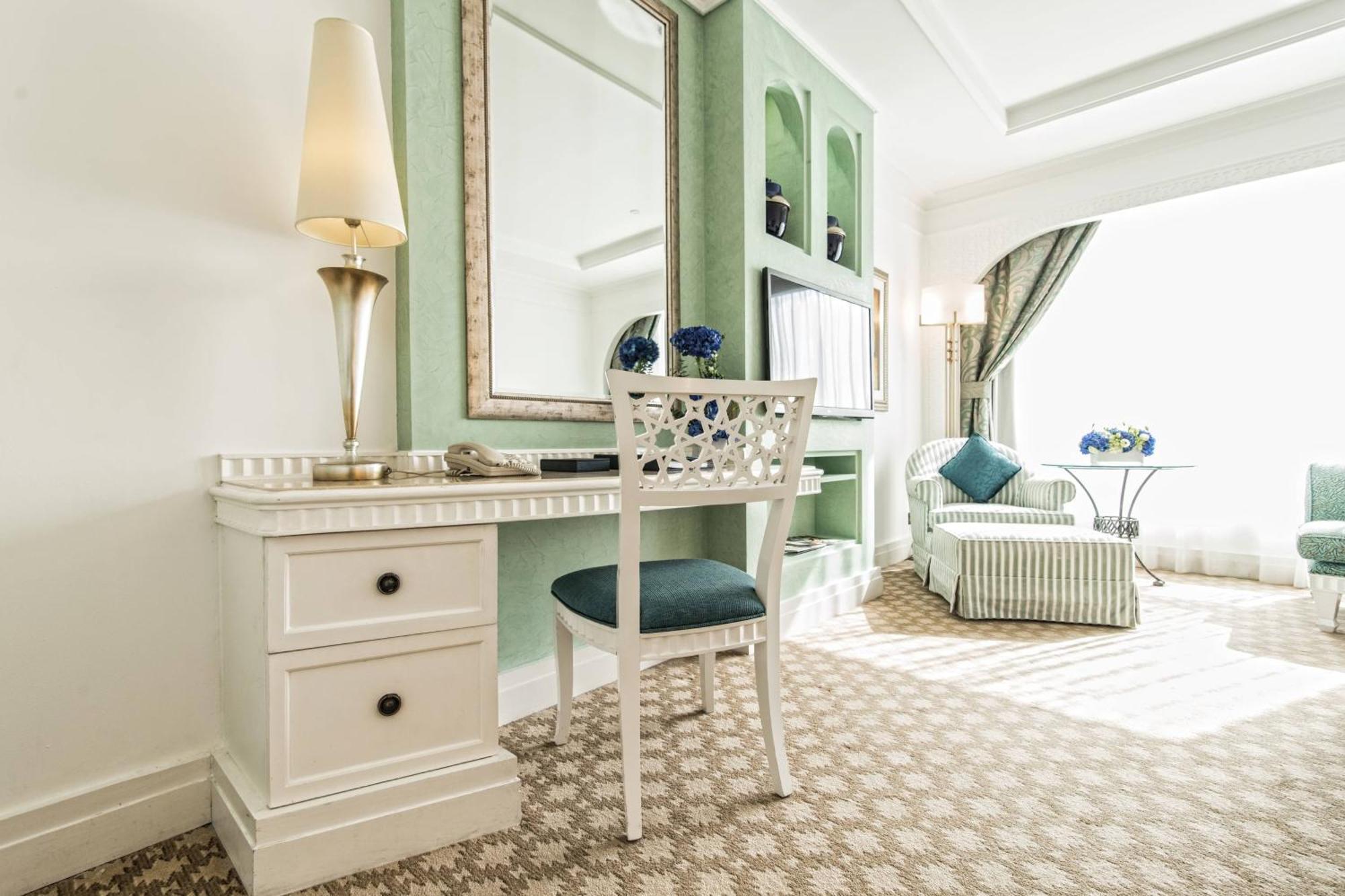 Al Habtoor Grand Resort, Autograph Collection Dubai Bagian luar foto A dressing table