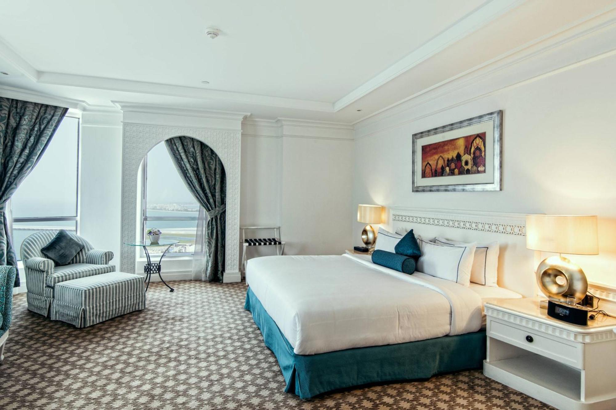 Al Habtoor Grand Resort, Autograph Collection Dubai Bagian luar foto A bedroom at the hotel
