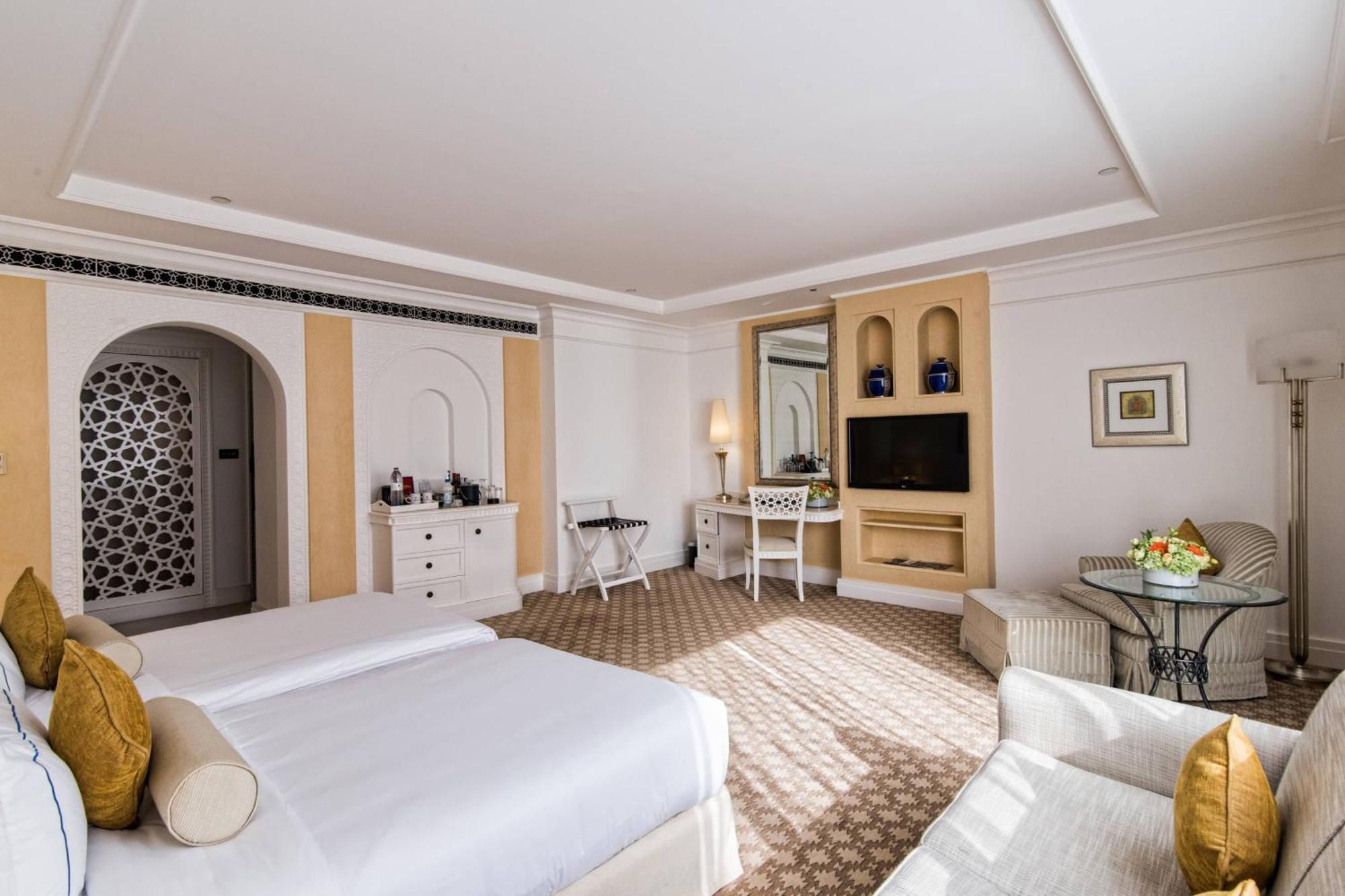 Al Habtoor Grand Resort, Autograph Collection Dubai Bagian luar foto A room at the Taj Mahal Palace