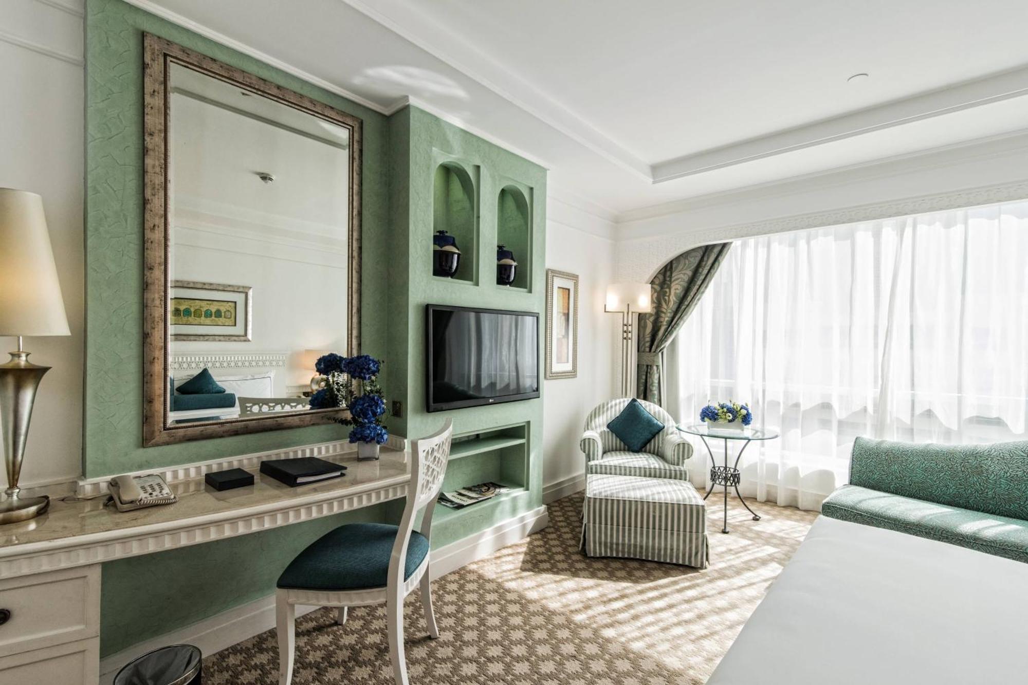Al Habtoor Grand Resort, Autograph Collection Dubai Bagian luar foto A suite at the hotel