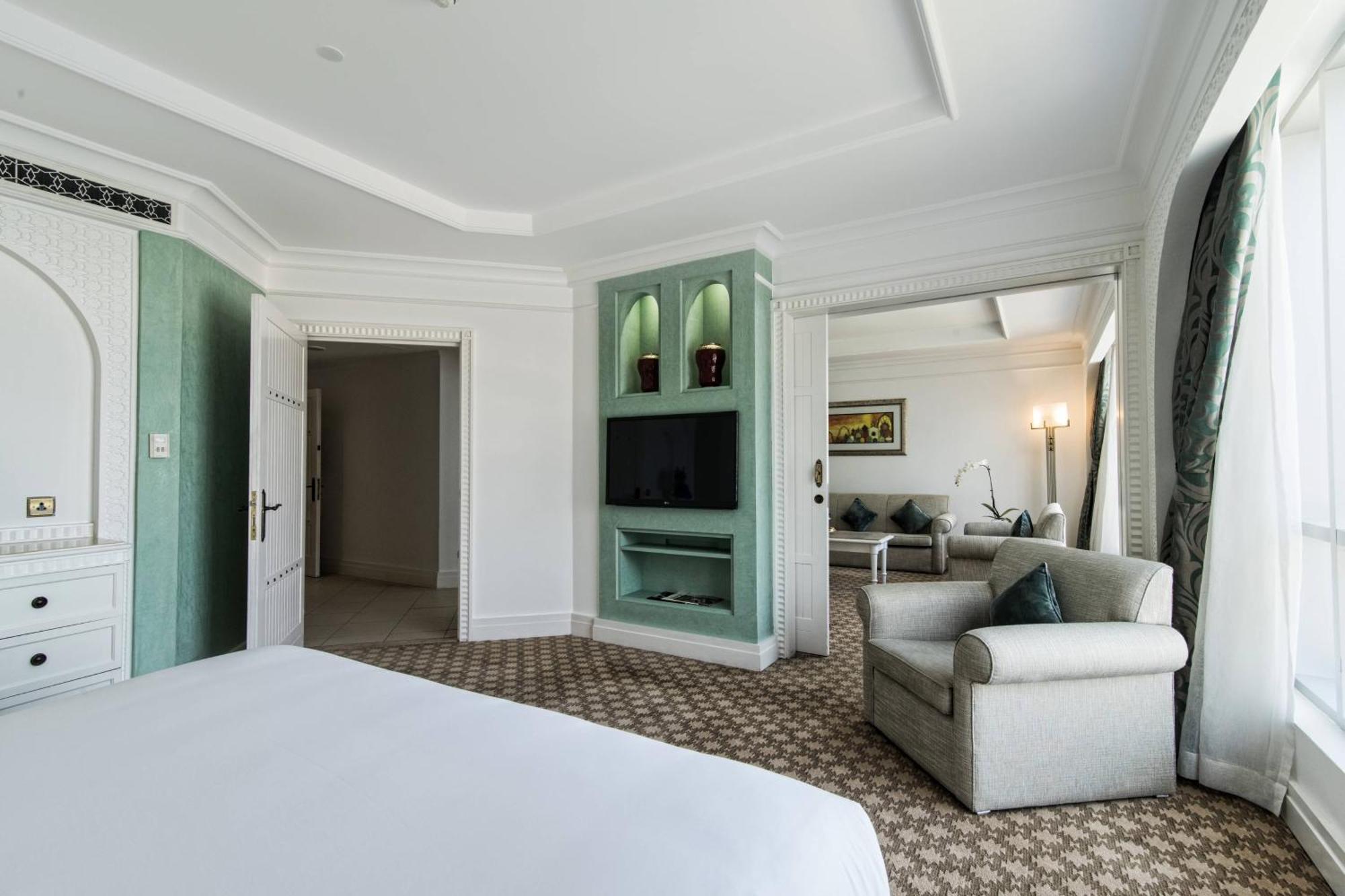 Al Habtoor Grand Resort, Autograph Collection Dubai Bagian luar foto Suite