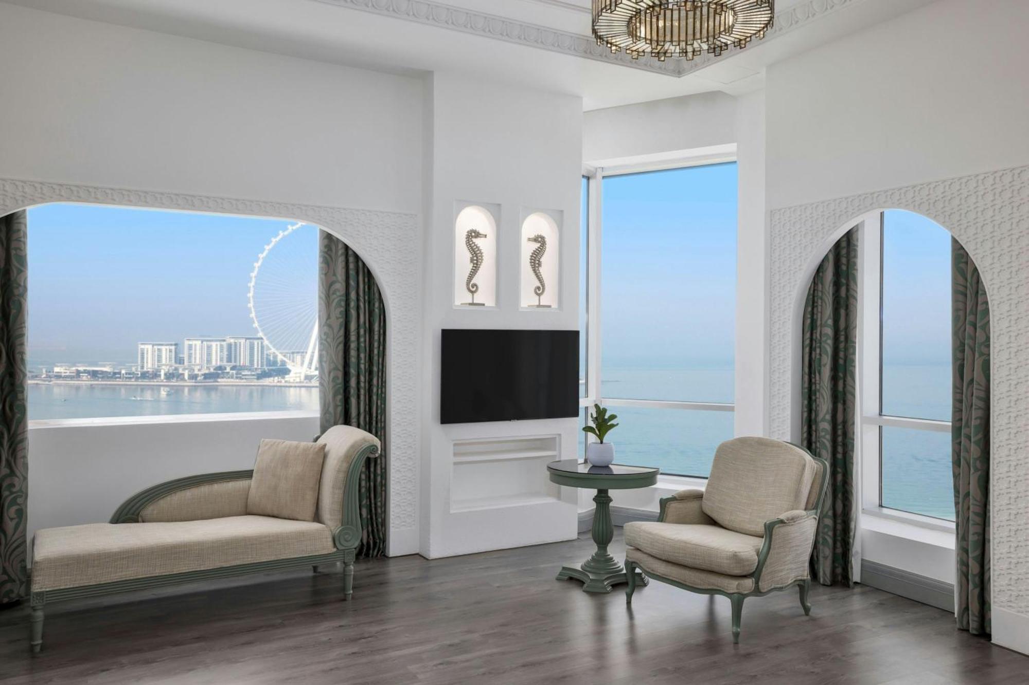 Al Habtoor Grand Resort, Autograph Collection Dubai Bagian luar foto A living room in a typical apartment