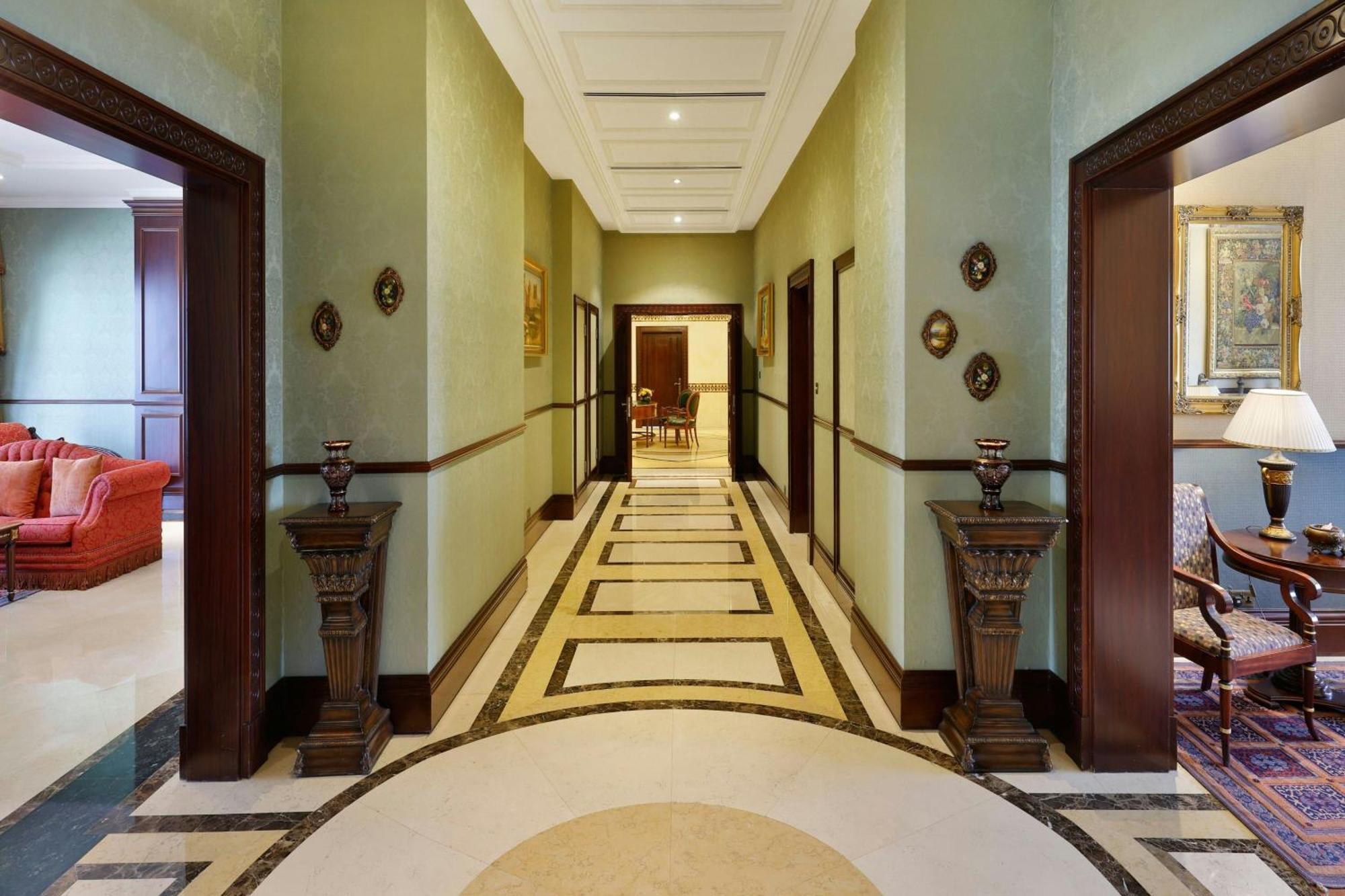 Al Habtoor Grand Resort, Autograph Collection Dubai Bagian luar foto A corridor