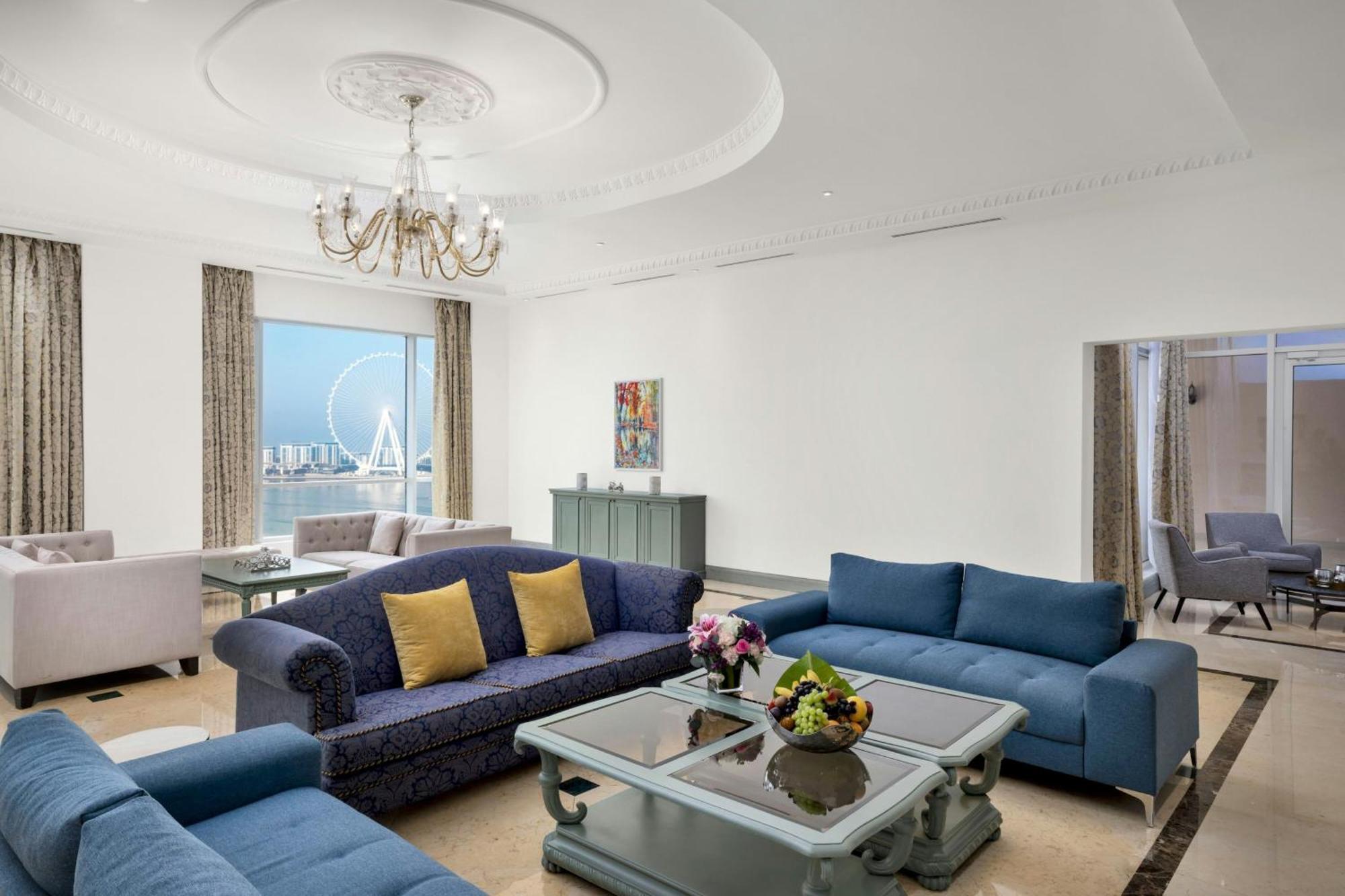Al Habtoor Grand Resort, Autograph Collection Dubai Bagian luar foto A living room in a suite at the Jumeirah Atlantis