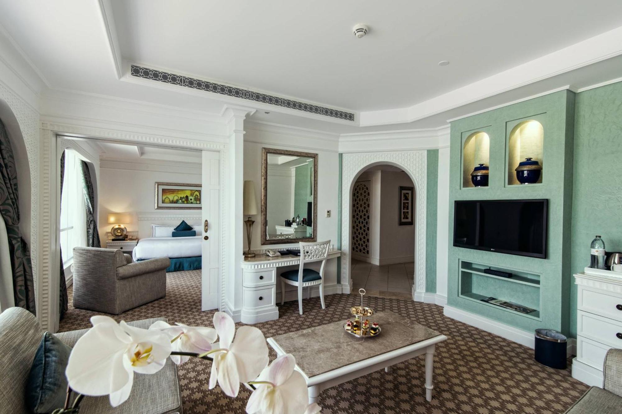 Al Habtoor Grand Resort, Autograph Collection Dubai Bagian luar foto A suite at the hotel